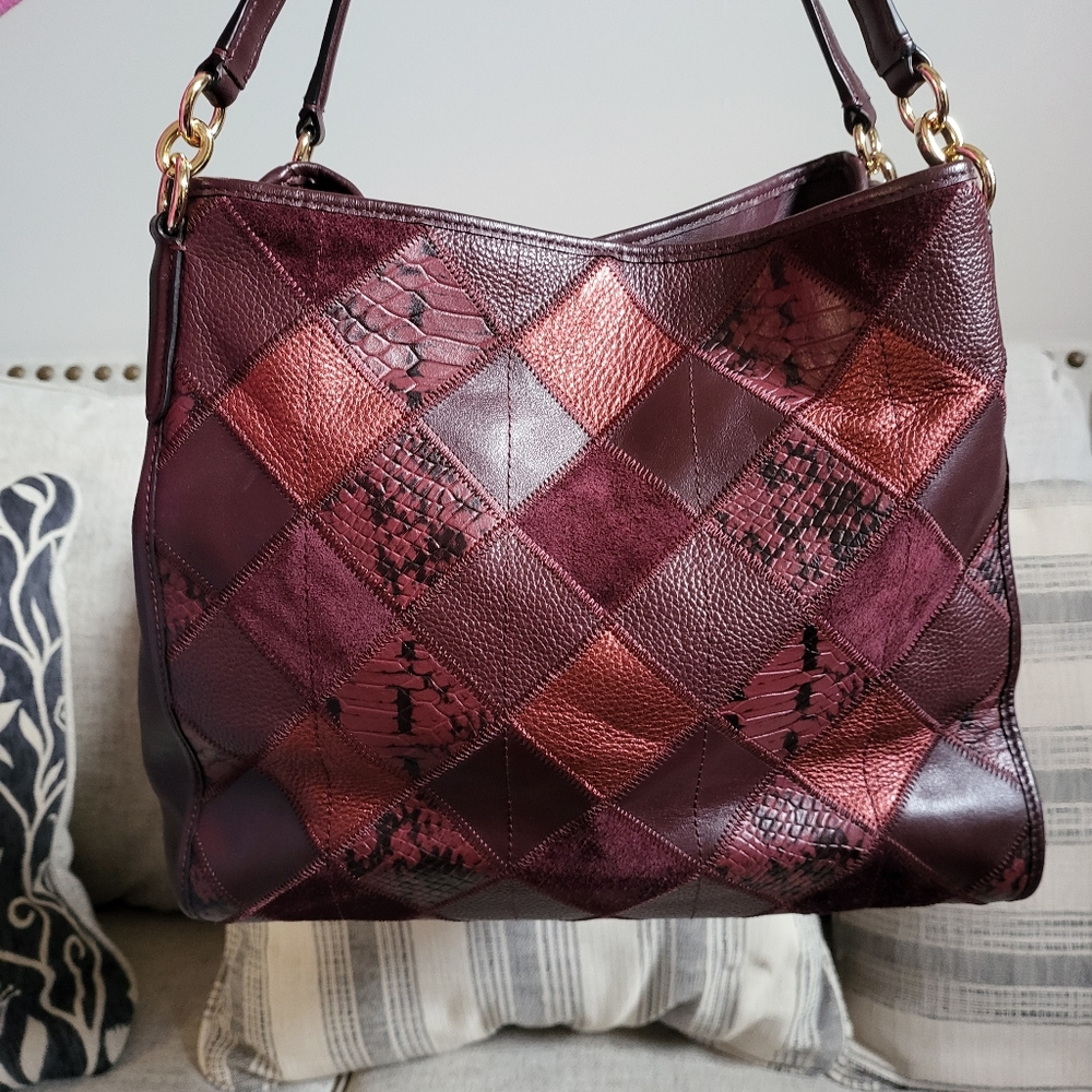 COACH SHOULDER BAG, EXCELLENT CONDITION. RARE PATCH DESIGN.